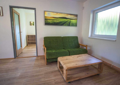 Apartmán v patře - obývací pokoj s pohovkou